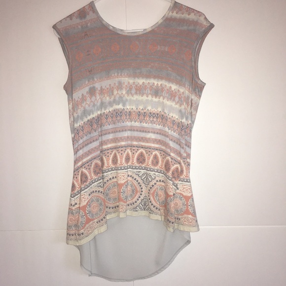 3/$20 Rose + Olive sleeveless top - Picture 1 of 4